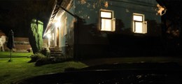 Noční atmosféra s bazénem odrážejícím prosvětlená okna